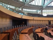 Plenarsaal mit dezentralen Richtungslautsprechern / main assembly hall with decentralized loudspeakers for acoustic orientation