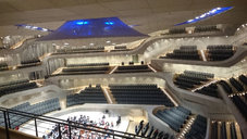 Blick in Großensaal mit Plafond / View into hall with large ceiling panel