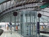 Ost-West-Ebene, Bahnsteig mit Lautsprechersystemen / platform east-west-direction, with loudspeaker systems