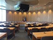 Zustand im CDU-Fraktionssaal mit erneuerten Displays / situation in the conference room of the CDU party with renewed displays