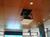 deckenmontierter Projektor / ceiling-mounted videoprojector
