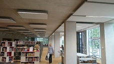 Fotografie, Absorber-Deckensegel in der Erwachsenen-Bibliothek im Freihand- und Arbeitsbereich / Photography, Ceiling absorbers at library for adults