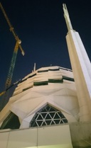 Fotografie, Außenansicht der Moschee im Bau bei Nacht / Photography, building from the outside during construction