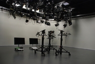 Videostudio mit Pantographen, Scheinwerfern und Kamerastativen / Video Studio with pantographs, projectors and camera stands