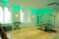 Ansicht Raum LIVE 'Studio2' in grün eingestelltem Licht