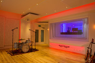 Ansicht Raum LIVE von 'Studio2' in rot eingestelltem Licht